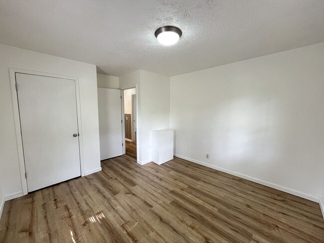 Building Photo - Brick Home W/ Big Yard