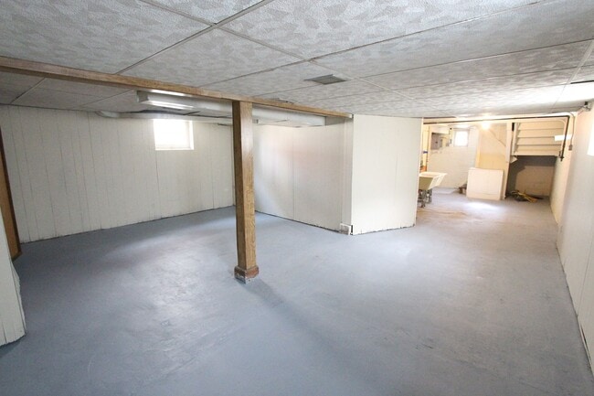 Building Photo - 3 Bedroom 1.5 Bath West Allis House for Rent