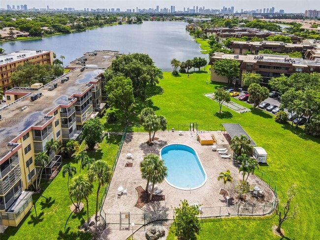 Building Photo - 445 NE 195th St