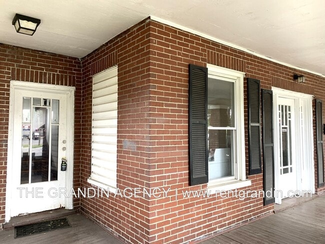 Building Photo - 1306 Patterson Ave SW