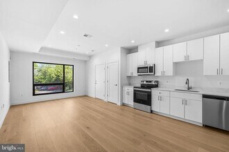 Building Photo - 2532 Elvans Rd SE