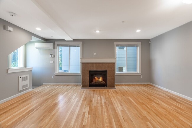 Building Photo - 2bd/2.5ba Seattle Townhome