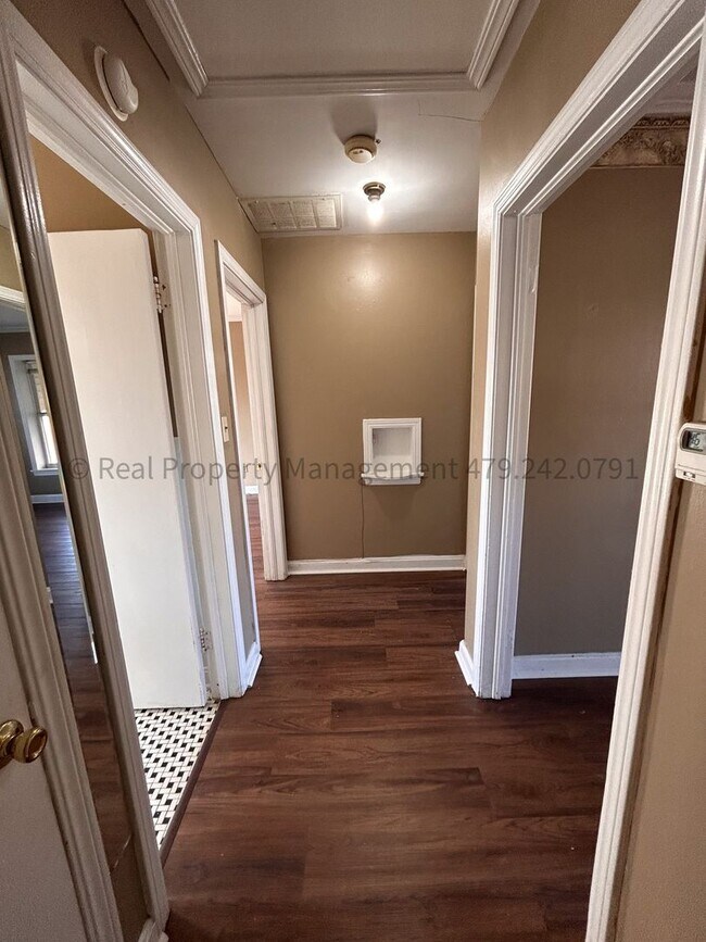 Building Photo - Nice 2 Bedroom 1 Bath Duplex in Park Hill ...