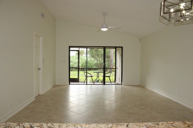 Building Photo - 4327 Palm Forest Dr N