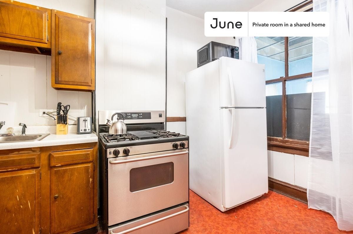 Building Photo - Room in Shared 3 bed/1 bath home