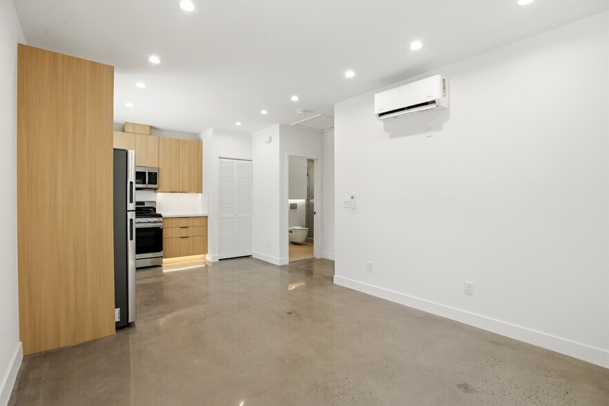 Building Photo - 7314 Fallbrook Ave