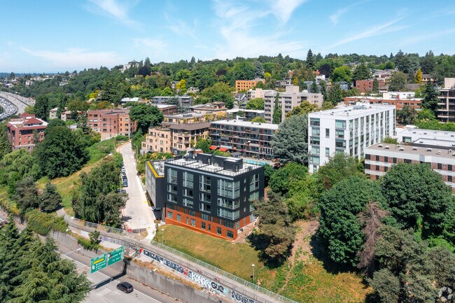 Building Photo - 736 Bellevue Pl E