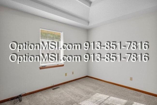 Building Photo - Spacious Townhome!