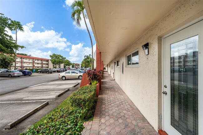 Building Photo - 9523 S Hollybrook Lake Dr