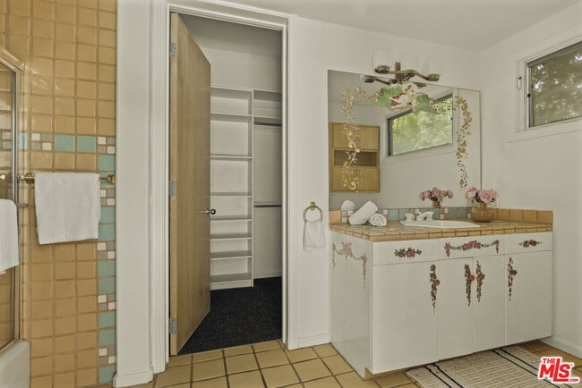 Building Photo - 3780 1/2 Multiview Dr