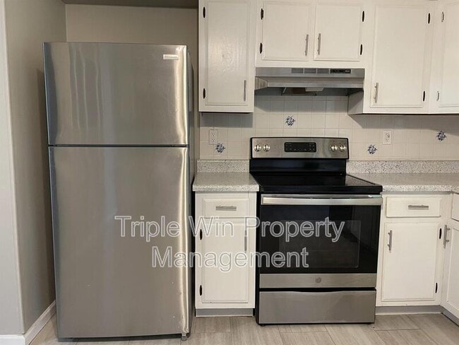 Building Photo - 2733 Tiara Dr