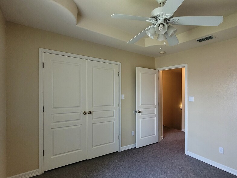 Building Photo - 1905 Maria Isabel Dr