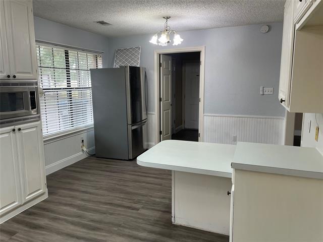 Building Photo - 2111 Meadowview Dr