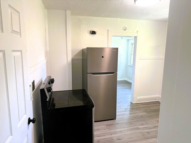 Building Photo - Three Bedroom House in Toledo