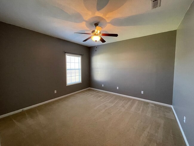 Building Photo - Wakefield Subdivision!  End Unit.