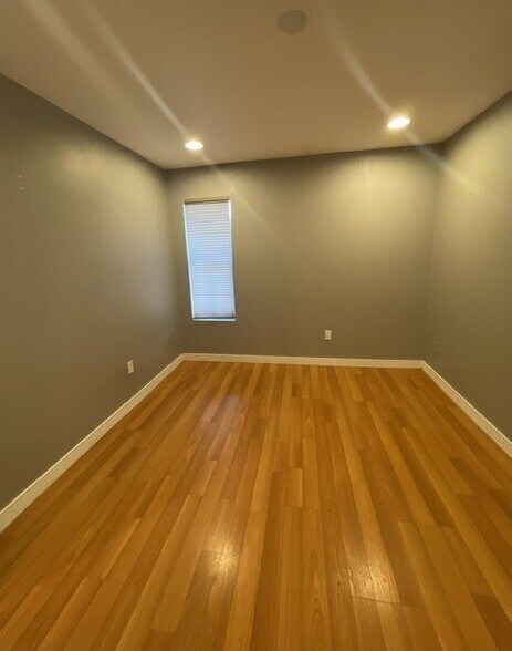 Building Photo - 1850 E Maryland Ave