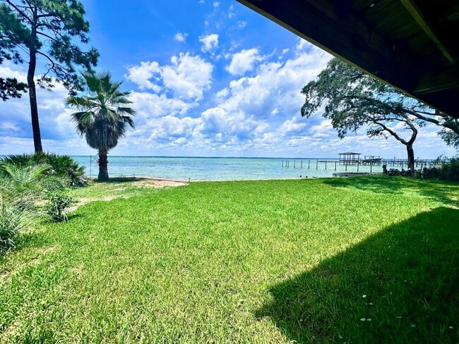Building Photo - Beautiful 3B/3.5B Waterfront Fully Furnish...
