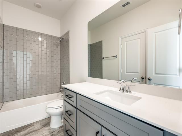 Building Photo - 604 Verona Dr