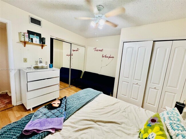 Building Photo - 1021 Mockingbird Ln