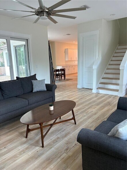 Building Photo - 14733 Sunset Dr