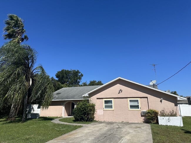 Building Photo - 5 Bedroom, 2 Bathroom Single Family Home F...