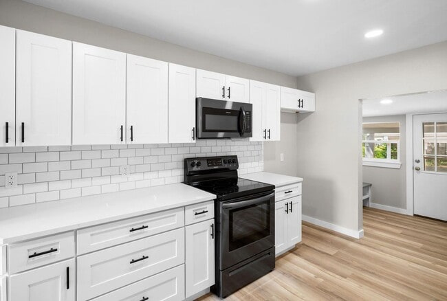 Building Photo - Beautiful remodeled home in Bolivar located near the square! 3 bedrooms, 2.5 baths and a detached...