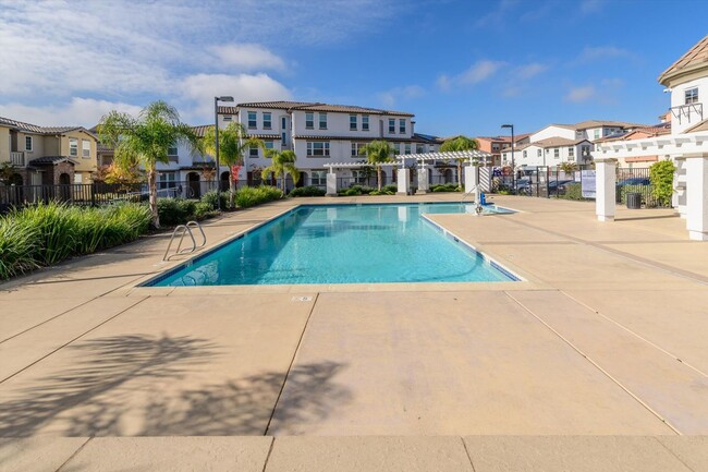 Building Photo - Modern Living in Natomas!