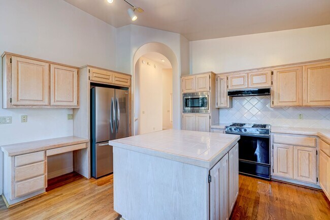 Building Photo - Spacious 3 Bed, 3 Bath Home in Hidden Valley Ranch!