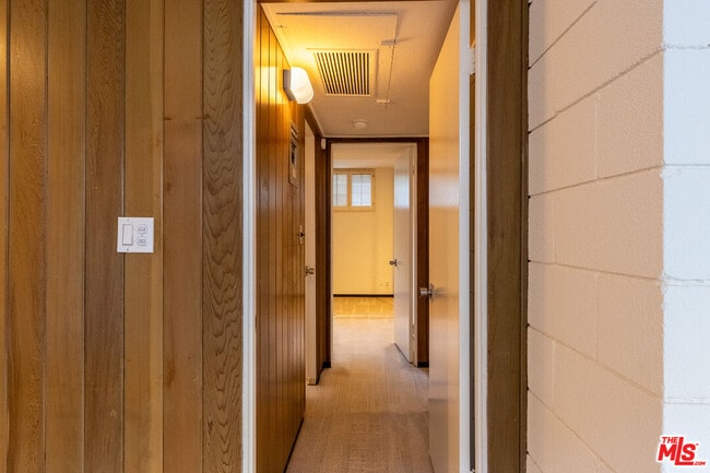 Building Photo - 833 Moraga Dr