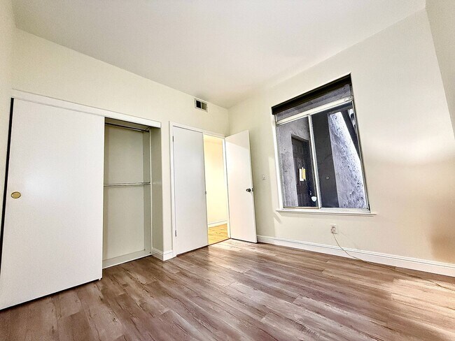 Building Photo - Charming Ground-Floor 2 Bedroom 1 bath Condo close to downtown!