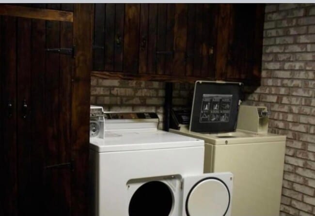 Building Photo - 2507 Rebecca Ct W