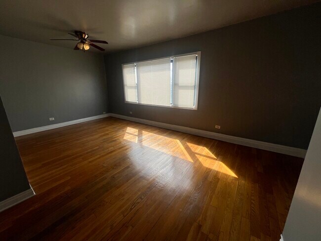 Building Photo - 734 E 95th St