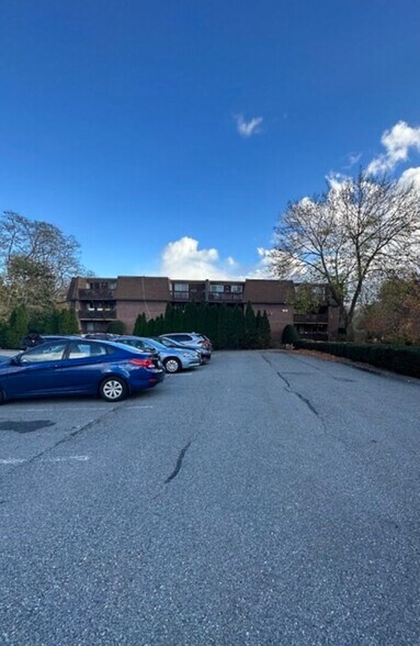 Building Photo - 142 Kenrick St