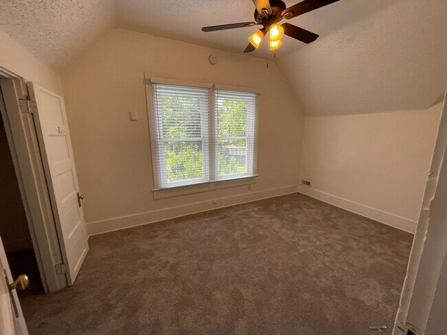 Building Photo - 4br/2ba house with fenced yard & detached garage