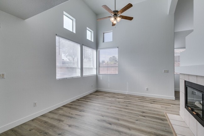 Building Photo - NORTH SHORES REFRESHED 2 STORY HOME WITH FIREPLACE AND LARGE BACKYARD