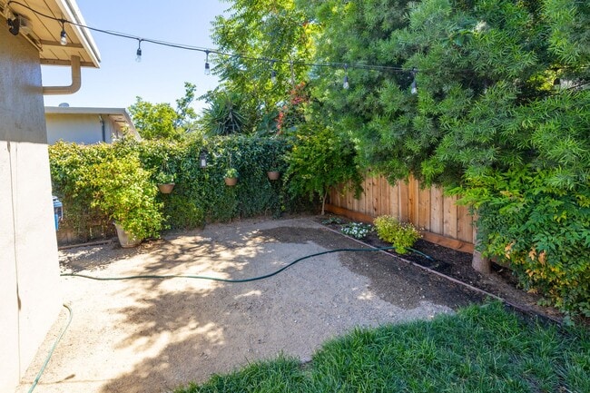 Building Photo - Beautifully updated 2 Bedroom Near Downtown!