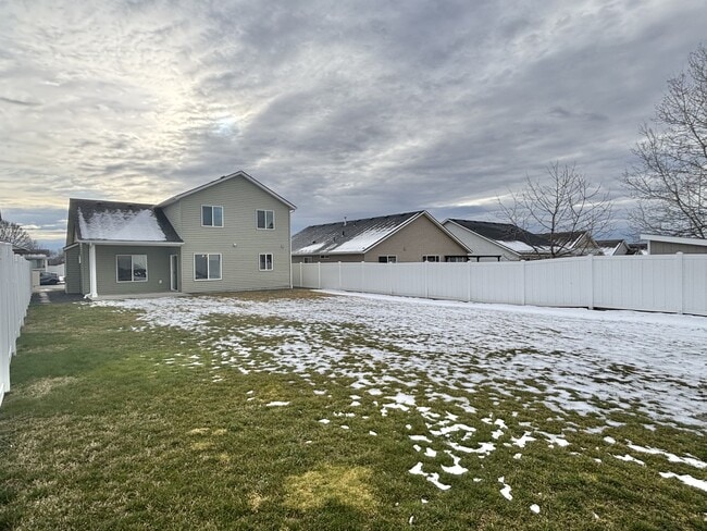 Building Photo - 8811 N Elm St