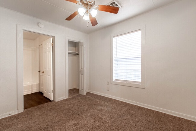 Building Photo - 2506 N Elm St