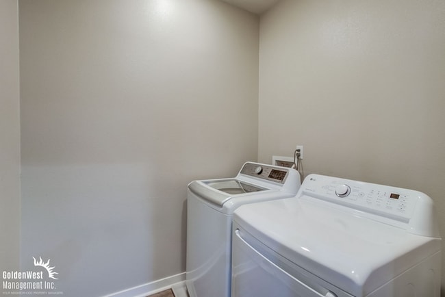 Building Photo - Stylish 3Bdm 3Ba Townhouse with Modern Upg...