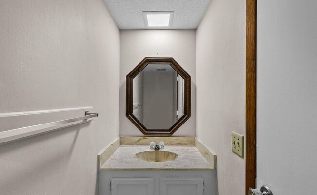 Building Photo - Live Where Convenience Meets Comfort in Lakebend!