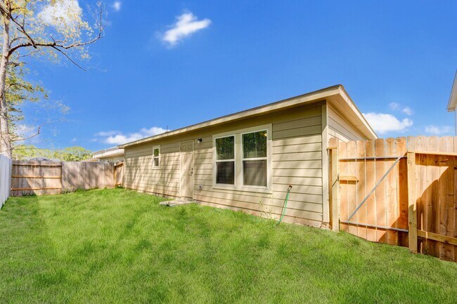 Building Photo - 4 bedroom home in Conroe!