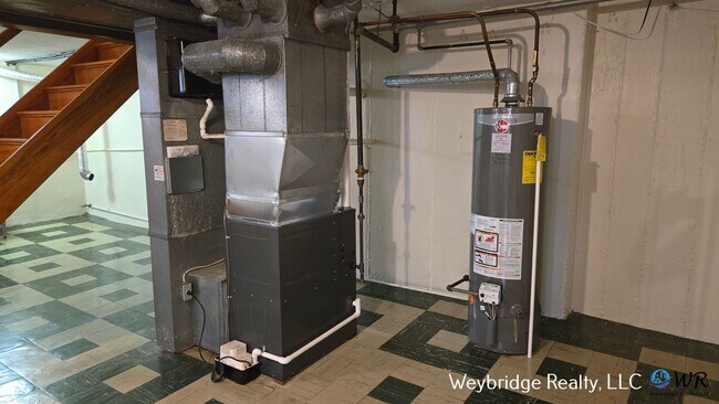 Building Photo - Charming Mid-Century 2BR Home with Sunroom, Fireplace & Fenced Yard