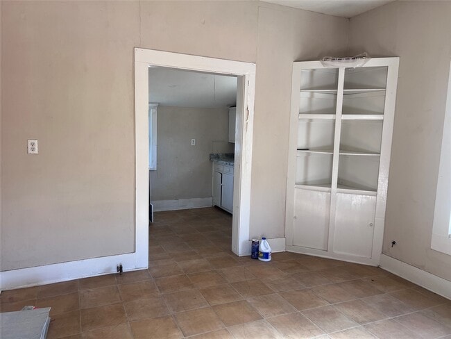 Building Photo - 815 E Railroad Ave