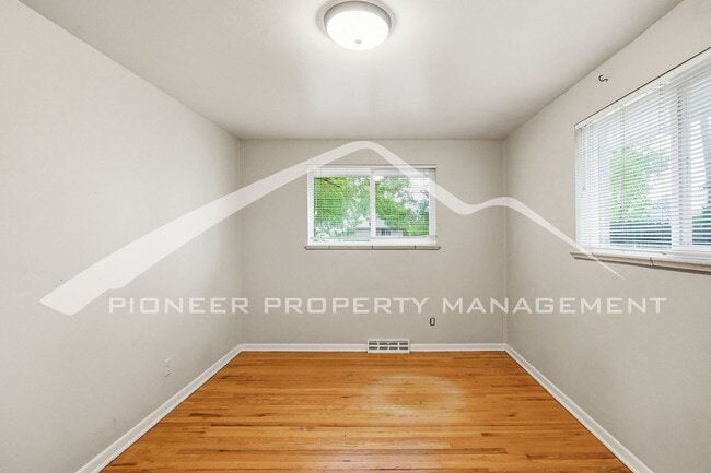 Building Photo - Charming Duplex with Washer/Dryer and Fenced Yard
