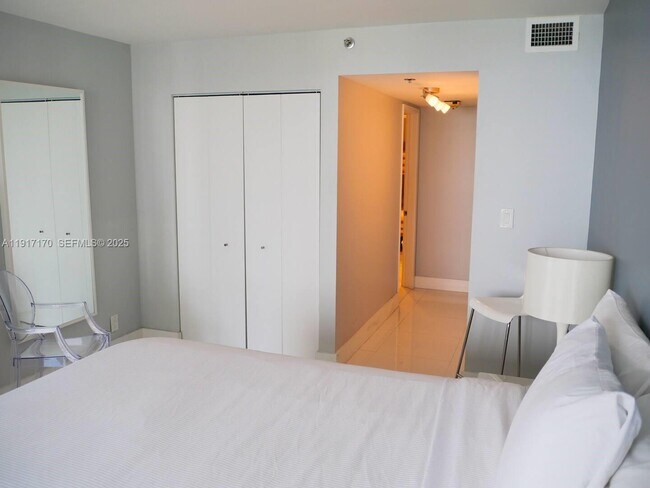 Building Photo - 1717 N Bayshore Dr