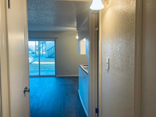 Building Photo - 1407 Glen Oaks Ct