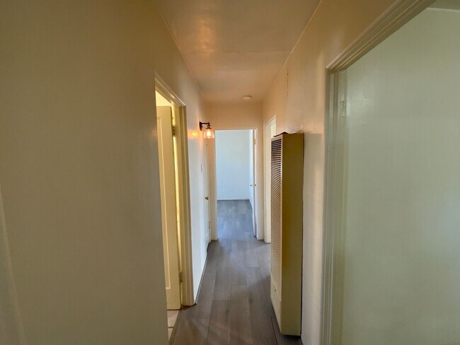 Building Photo - 2 Bedroom Single Story Home Available Near...