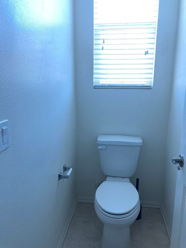 Building Photo - Newer Townhouse for lease in Eastvale.