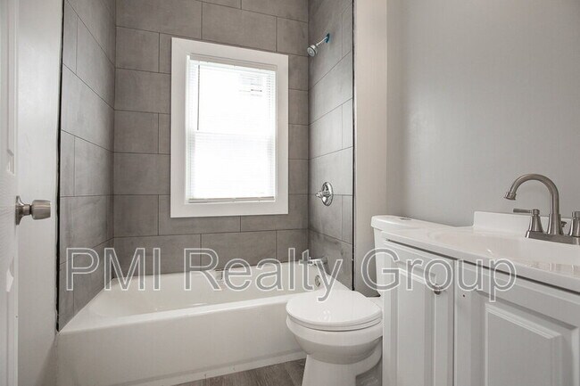 Building Photo - 3600 E 153rd St