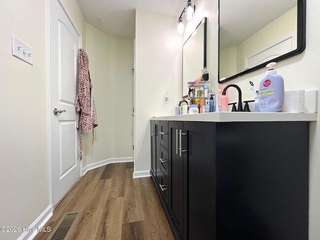 Building Photo - 323 Tokay Dr